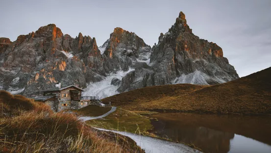 Refuges de montagne dans les Alpes : Guide complet 2025